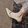Zapatos de vestir hechas a mano de cuero beige bombas sexy punta puntiaguda elegante elegante mujer de oficina que trabaja 6cm tacones altos extraños 221017