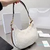 2022 bolsas de l￣ Bolsa de axila bolsas Crossbody Bolsas de meio m￪s Bolsas de bordado letra de letra de moda z￭per bolso de couro real