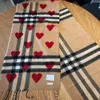 Designerscarf lyxiga sjal kvinnor höst och vinter hjärtformad rutig halsduk mode multifunktionell reseväsentlighet semester godsaker mycket fin topp