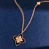 Mode smyckedesigner Vans Cleefly Clove Pendant Halsband lyx varumärke länge för kvinnor 18K Guld Sweet 4 Leaf Flower Double Row Elegant tröjahal