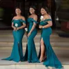 Charmig afrikansk teal sjöjungfru brudtärna klänningar från axelsidan delade sequined pärlor plus size country trädgård bröllop gästklänningar prom aftonklänning