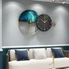 Wanduhren 65 cm Licht Luxus Wohnzimmer Uhr Dekoration Metall Uhr Mute Batteriebetriebene Eisen Kunstwanddekor Horloge