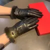 冬のミンクファーの女性グローブデザイナーレターアイコンミトンタッチスクリーンレザーグローブアウトドアプラスベルベットの厚い手袋付き