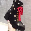 2022 Top Boots Squisiti Stivali Fashion Ladies Designer Suola in gomma Pelle Martin Caviglia Fettuccia antiscivolo Onda Colorata Confortevole