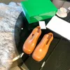 Sandali piatti Clourful Jelly Rain Shoes Nuove donne di design Gomma di lusso Classic Top Mocassini morbidi Pantofole impermeabili opache Scarpe da spiaggia all'aperto