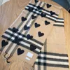 Designer Scarf Luxurys Shawl Women Autumn and Winter Heart-Shaped Plaid Fashion Multifunktionella resor Essentials Holiday Goodies Mycket trevlig TOP 1Q4X