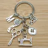 Fashion Nyckelringar A-Z Letter Sy Machine Scissors Tape mät Keychain som används för modedesigner Keychains smycken Tillbehör