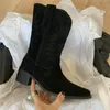 Botas de vaquero occidental para mujer, zapatos de mujer con punta puntiaguda, ante en relieve, tacón grueso a media pantorrilla 221017