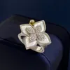 2022 Neue RC -Marke Luxus Clover Designer Band Ringe für Frauen Girls Sweet 4 Laub Blume 18K Gold glänzend Kristallring Teil9613986