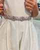 Flower Girl Dress 2023 Princess-Style White Satin Första nattvardsblod för Little Kid Crystals Sash Baptism Junior Bridesmaid Wedding Guesting V Chistening V Back