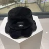 Fashion Winter Bucket Hats Designers For Women 2 Colors Sweethearts Lambswool Cap Fitted Hat Keep Warm Accessories Letter C 22101908