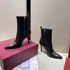 2023 Top Designer Damen Wintermode Stiefelschuhe Damen Metallschnalle Stiefeletten Luxusmarke Leder Spitzniet Booties Schuhgröße