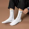 Мужские носки белый черный хараджуку Письма, мужски, линейность искусства баскетбол спорт хип -хоп -стрит мода высокое качество хлопковое унисекс длинный