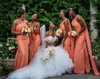 2023 Afrikanska brudtärna klänningar en axel satin veckad plus storlek sjöjungfru golvlängd piga av hedersklänningar bröllop gästklänning