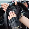 2 Stuks Vrouwen Echt Leer Halve Handschoenen Met Metalen Ketting Schedel Punk Motorfiets Biker Vingerloze Handschoen Cool Touch Screen Handschoenen 211224