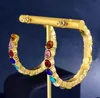 Damen neue gestaltete Ohrringe Bolzen G Buchstaben d Bunte Kristallanhänger 18K Gold plattiert Anti -Allergie -Ohrclip -Designer -Schmuckgeschenke für Frauen.