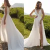 Incantevole abito da sposa da spiaggia Boho Abiti da sposa con spacco laterale bianco con scollo a V pieghettato