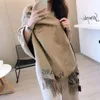 Kvinnor Luxurys halsdukar Ny designer vinterull Jacquard Scarf Cashmere Womens Tassels Scarfs V Letters Thick Shawl D2210191f