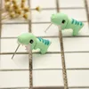 Boucles d'oreilles 2pcs Animaux mignons bouchées d'oreille Cartoon Soft Clay Dinosaur Party Fun Cadeaux