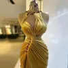 Gold Veet Prom klänningar Elegant Ruched Long Sweep Train Mermaid Evening Party Gowns Side Slit High Neck Crystals Beading