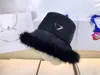 Chapeau de pêcheur de luxe avec marque triangulaire inversée, couture de plumes, ombre chaude d'hiver, version coréenne de la mode, chapeaux de bassin de voyage, tendance féminine