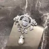 Spille Elegante lampeggiante Squisita corona Zircone Pendente con perle Spilla Abito da donna Spilla Accessori per banchetti Regali piacevoli di alta qualità