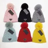 Moda Fios de inverno Caps chapéus para homens gabinete ao ar livre com pompoms de raccoon pompoms quente girl snapback woman pompon skull gaiola chapéu