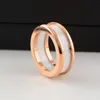 Designer in acciaio inossidabile Anello d'amore in acciaio al titanio di moda di lusso anelli in oro rosa argento per gli amanti regalo di coppia in ceramica bianco nero