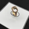 2022 Nieuwe retro dames ring met zijstenen straat modeontwerper sieraden damesringen voor feest luxurys openen accessoires d2210204F