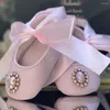 Sportschuhe Dollbling Weiches rosa Leder Nebelgaze Blütenblatt Perlenschnalle Satin Schnürsohle für Babybett mit passendem Stirnband