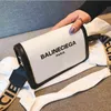 Bolsos de diseñador Burbrerys Bolsos de mujer 2022 primavera verano moda lienzo blanco con cuero portátil balencaigaitys mensajero bolso de mujer versátil