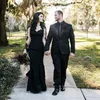 Gotiska svarta sjöjungfru bröllopsklänningar illusion sexig rygglös långärmad brudklänningar 2023 spetsapplikationer knappar domstol tåg mantel de marie