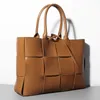 Top Beach Bag Designer Tote Purse Handbags Shopper Women Woven Leather Trend Fashion Stora kapacitet och Purses Real Shopping Totes Bag Luxury 33cm