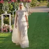 케이프 슬리브 비드 하이 칼라 드레스를 가진 멋진 칼집 웨딩 드레스.