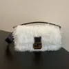 Nya kvinnors baguettpåse Flap Cashmere White Mohair Wool Bag Medium Iconic Fur Crossbody Väskor axel Zip Pocket Gold Dark Brown Leather Fashion Clasp Size 37-15-6 cm