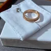 Bagues pour femmes Bague de luxe de créateur Bagues de mariage Diamant incrusté de monogramme Design Couple Mariage Cadeau de la Saint-Valentin Apparence exquise Écharpe Double bien