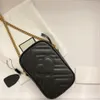 Stijlvolle verticale mobiele telefoontas van rundleer schoudertas met ritssluiting metalen ketting cross-body met zijn eigen kenmerkende G-vorm 598597 collectie banaangeel