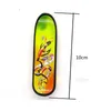 Fingrar tr￤nar leksak Mini Skate Boarding Creative Graffiti Skateboard Finger Plastic Fingerboard Handhandled 9,5 cm Barnsg￥vor ZM1021