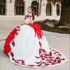 2023 Vestidos de quinceanera mexicanos brancos e vermelhos Charro vestido de baile bolo de apliques bordados floral bordados de p￩rolas de p￩rolas de p￩rolas de saia em camada doce 16