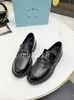 Kadın tasarımcı somuncular elbise ayakkabıları yeni platform topuklar siyah beyaz çatışma renk rahat deri ayakkabı moda klasik spor ayakkabılar loafer