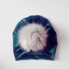 모자 2022 도착 10pcs/로트 베이비 터번 스프링 가을 어린이 벨벳 모자 키드 비니 폼팟 모자 모자 따뜻한 소녀