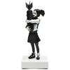 Dekorativa föremål Figurer Banksy Bomb Hugger Modern Sculpture Bomb Girl Statue Harts Table Piece Bomb Love England Art House De8815143