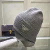 Dzianinowa czapka klasyczna solidna czapka designerska czaszki czaszki dla mężczyzny Woman Winter Hats 9 kolor