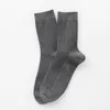 Calcetines para hombre Tubo mediano para hombre Cuatro estaciones Rayas absorbentes de sudor Casual Todo-fósforo