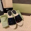 Halm tofflor ny designer sandaler kvinnor läder strandskor broderi canvas plattform skor lyxväv botten skor inomhus platt klack utomhus metall brev