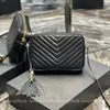Kvinnor axelväskor mode tofs kamera väska designer crossbody messenger purses svarta vita handväskor högkvalitativa läder damer handväska