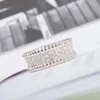 すべてのダイヤモンドスタイルを備えた高級品質のワイドチャームバンドリングにはスタンプがあります