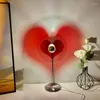 Luci notturne Lampada da comodino creativa per camera da letto nordica Plug-in Bauhaus Tavolo da matrimonio Rosso Atmosfera a forma di cuore fai da te