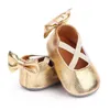 Första vandrare 2022 härliga baby pu läder prinsessa skor med bow-knot flickor fast färg platt klack lågklippande sko för sommaren 0-12m