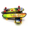 Fingrar tr￤nar leksak Mini Skate Boarding Creative Graffiti Skateboard Finger Plastic Fingerboard Handhandled 9,5 cm Barnsg￥vor ZM1021